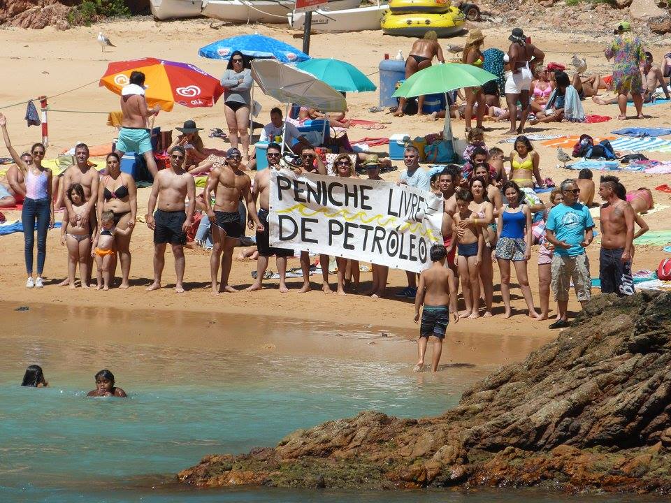 Acción en la playa de Peniche Libre de Petróleo. (Fuente: Peniche Libre de Petróleo)
