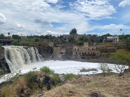 Lo que el río sedimenta. Violencia hidrocolonial, hidrofeminismo y activismo artístico en el río Santiago, México