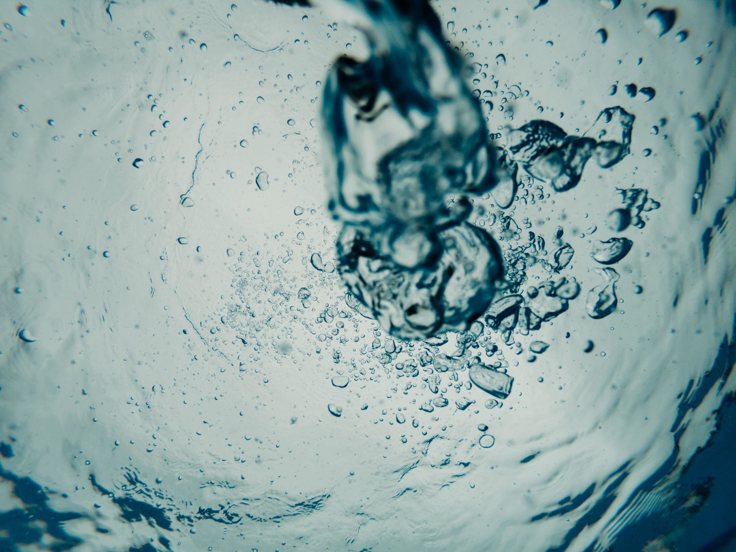 Pensar con el agua. Relaciones hidrofeministas y cosmopolíticas caribeño-latinoamericanas